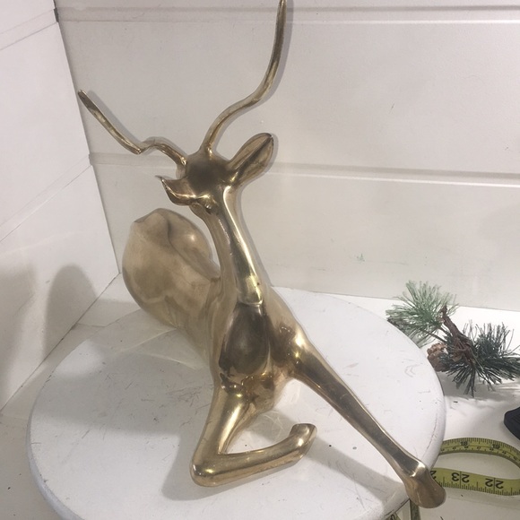 Vintage large brass lying gazelle - Picture 7 of 8